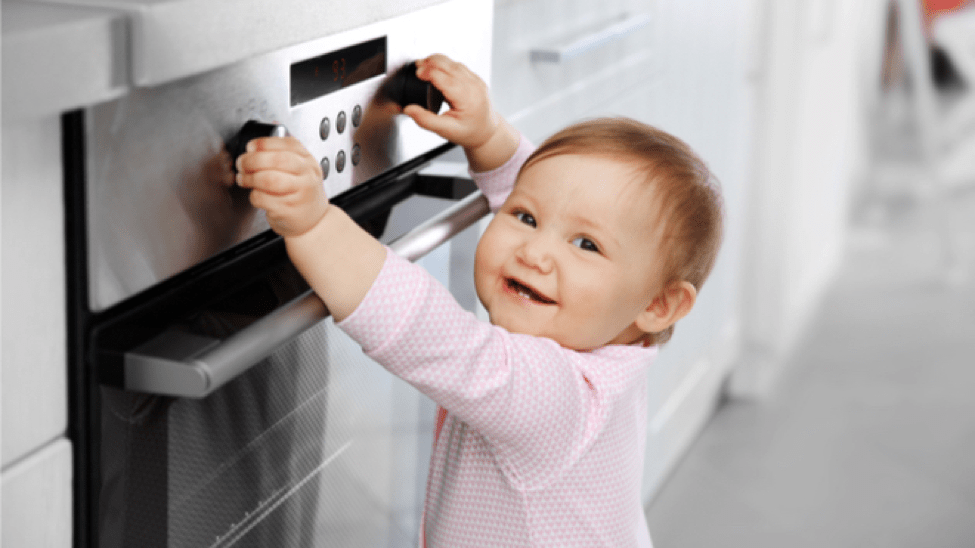 Baby playing with oven - Merts heating